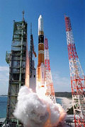 【ロケット開発で培われた最先端の断熱技術】 宇宙航空研究開発機構(JAXA)が開発した、断熱技術を応用し、非常に特殊なセラミックを、
塗料化することに成功し、建築用塗材として活用できるようにしたのが「ガイナ」です